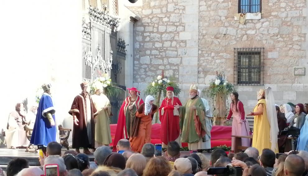 Una mujer irrumpe antes de la ceremonia. Es Simonica, la cartera y la de los partos. Está sacando a relucir los trapos más sucios (a la par que íntimos).