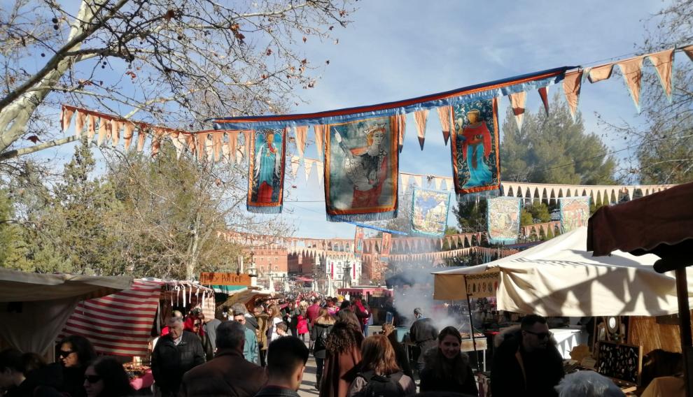 A las 10.00 han levantado las lonas en los mercados y campamentos medievales