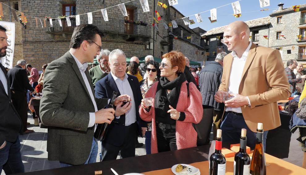 El presidente de la Diputación, junto al alcalde de Boltaña y los diputados Maribel de Pablo y Roque Vicente.
