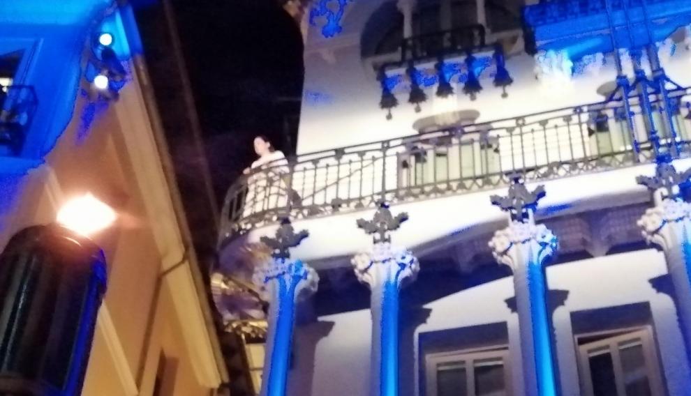Isabel de Segura sale al balcón.