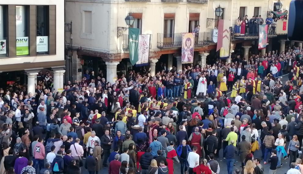 La unión final de las dos sogas en las astas del toro simboliza una promesa de amor