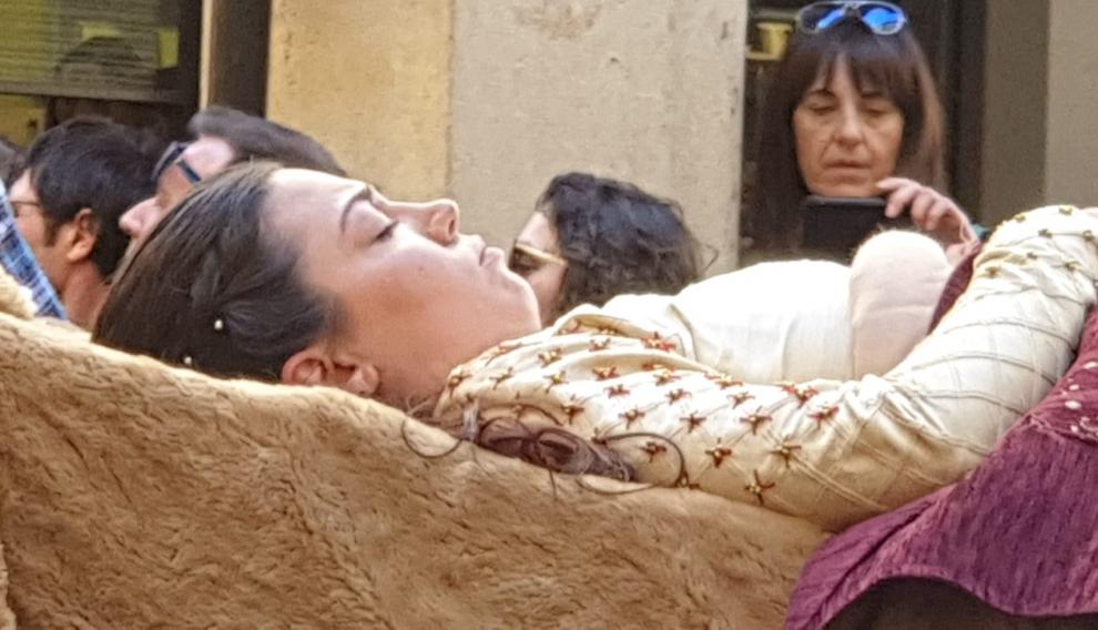 El cuerpo sin vida de Isabel a su paso por las calles