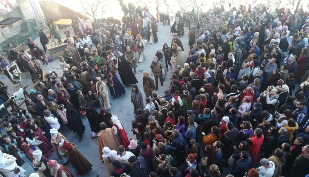 La gente espera en la plaza del Seminario la llegada de los cuerpos de Isabel y Diego