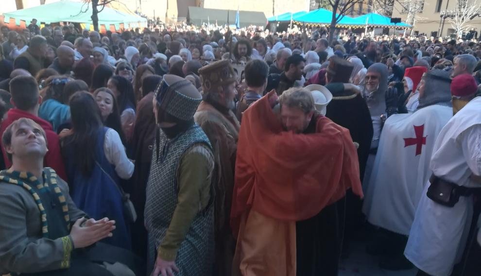 La gente se besa en la plaza del Seminario