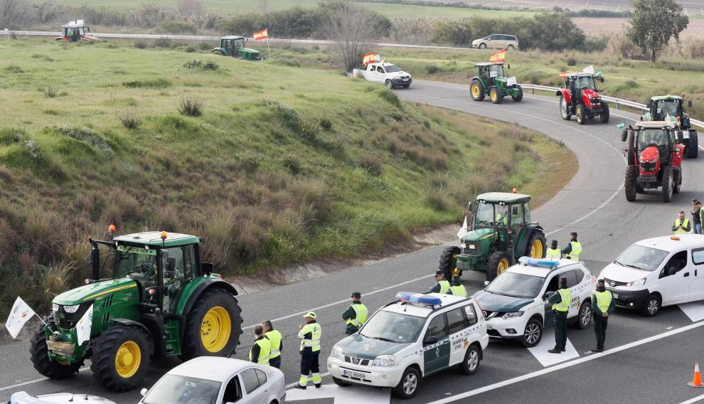 Agricultores se movilizan y cortan A-4 entrada Sevilla