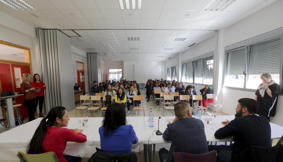 Asistentes a la charla de los cuatro exalumnos en el salón de actos.