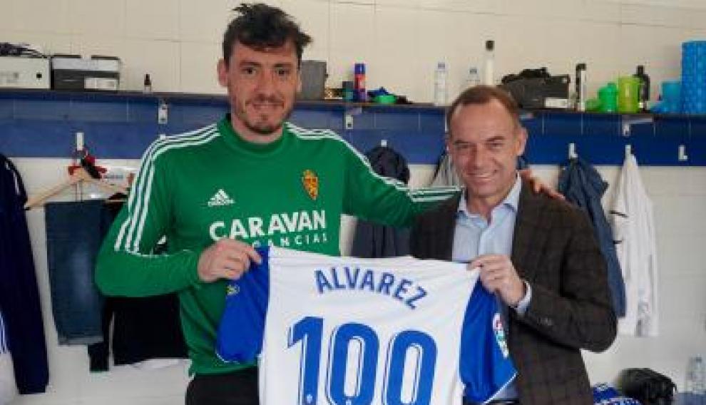 El portero Cristian Álvarez y el presidente del Real Zaragoza Christian Lapetra