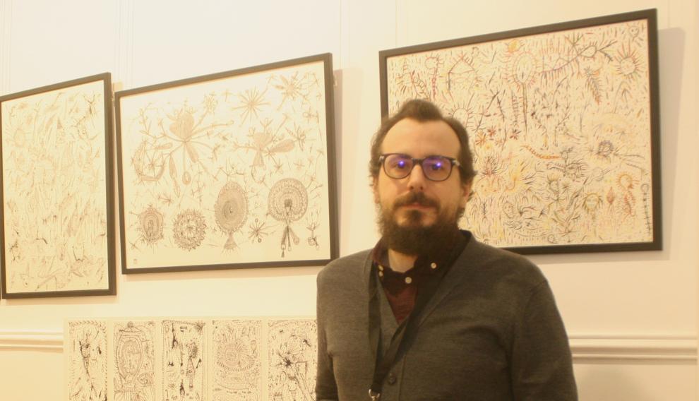 Joseba Acha, de La Carbonería, ante la obra del oscense Jorge Vicén en Drawing Room