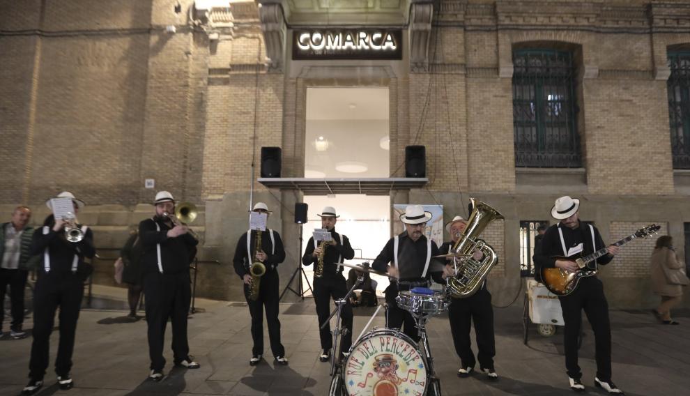 La banda Dixie Rue del Percebe ha actuado a las puertas de la nueva sede de la Comarca de la Hoya de Huesca.