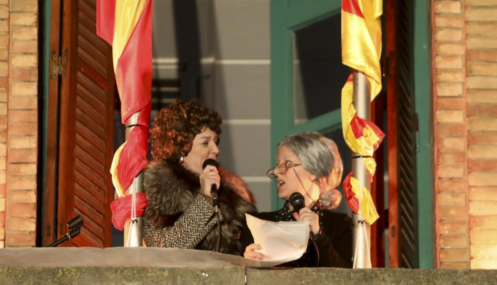 Las Yayas de Cosecha, derrochando humor desde el balcón de la nueve sede de la Comarca de la Hoya de Huesca.