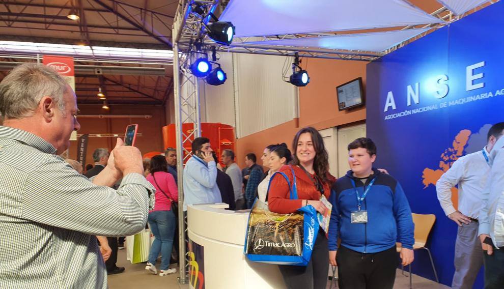 Miquel Montoro se ha convertido en todo un ídolo para mucha gente del campo. Por eso muchas personas han querido tener una foto con él en la FIMA. dra Fons, en la FIMA de Zaragoza, este viernes.