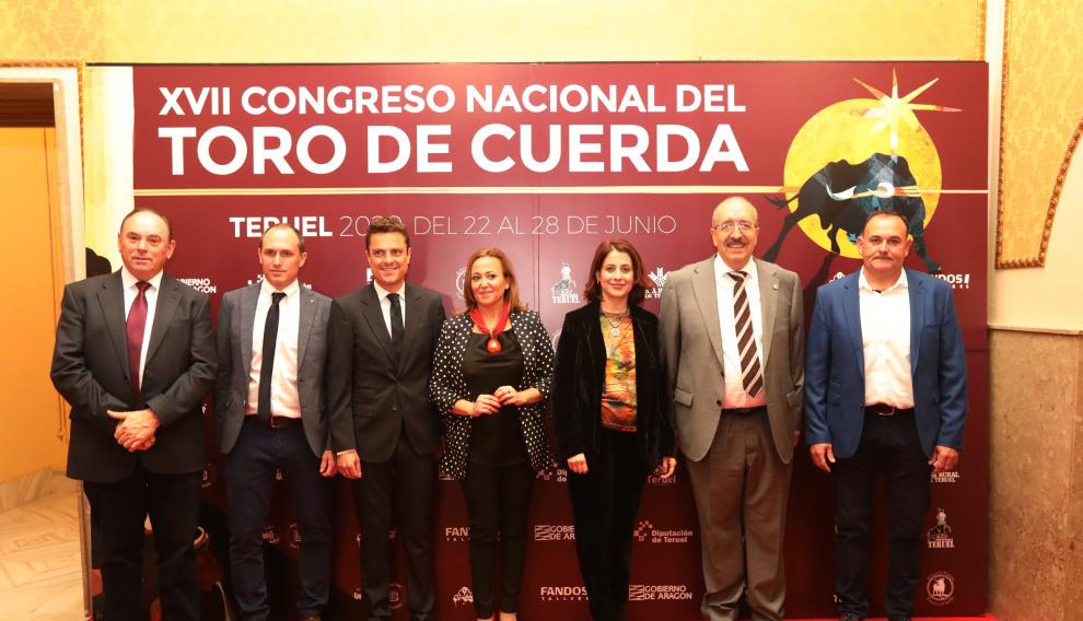Los organizadores del Congreso del Toro de Cuerda con las autoridades asistentes a la presentación en el Teatro Marín.