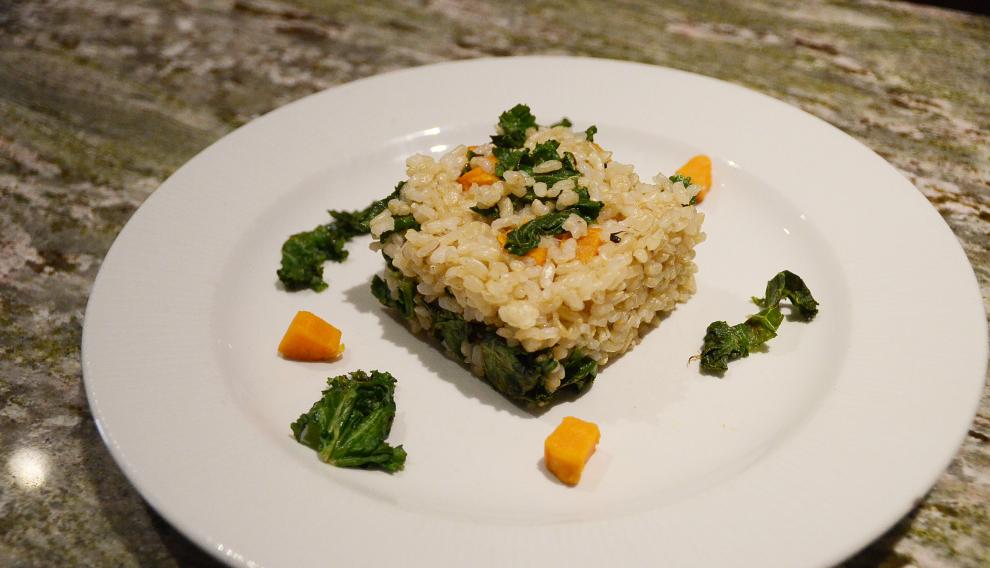 Plato de arroz con kale y boniato.