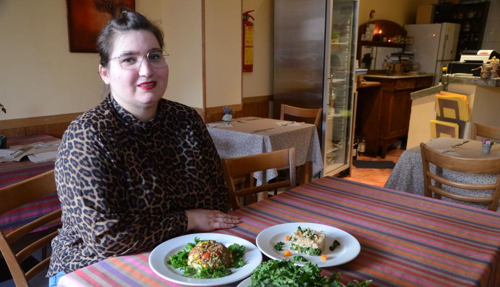 La cocinera Violeta Cano, con dos platos en los que el kale es protagonista.