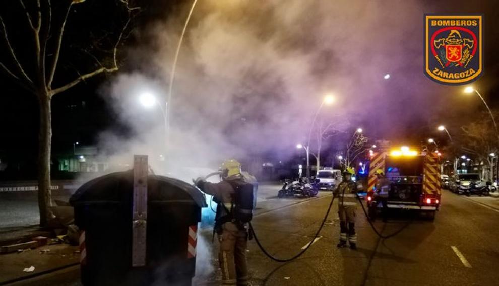 Labores de extinción de los bomberos