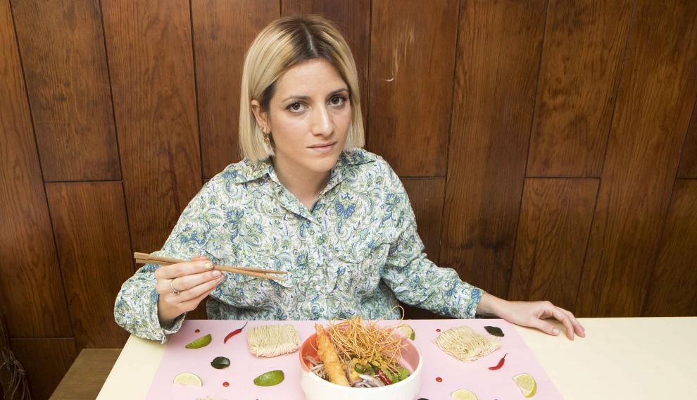 Soraia Ejea, con uno de los rámenes que sirve en su restaurante de la calle Heroísmo.