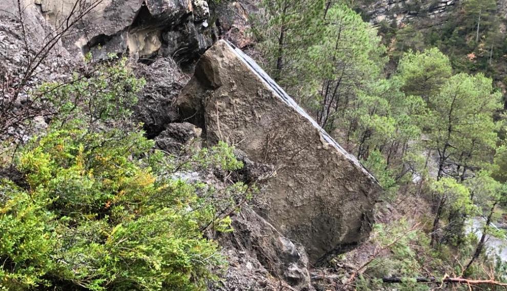 Algunas grandes rocas no han acabado de caer y su inestabilidad representa un peligro.