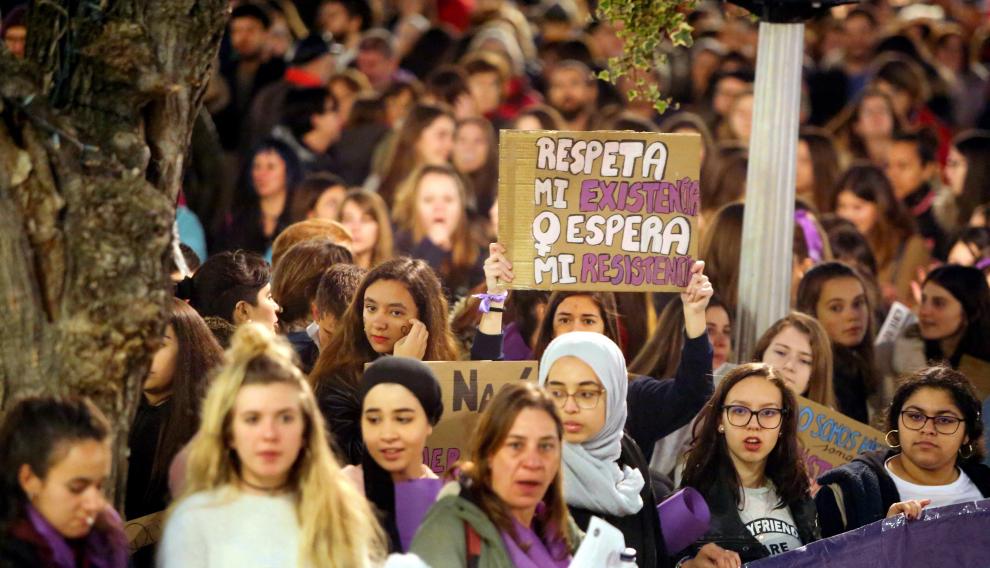 Participantes en la manifestación con una pancarta en la plaza de Navarra.