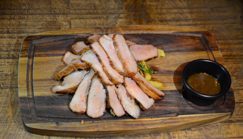 Plato de secreto marinado con aliño de soja.