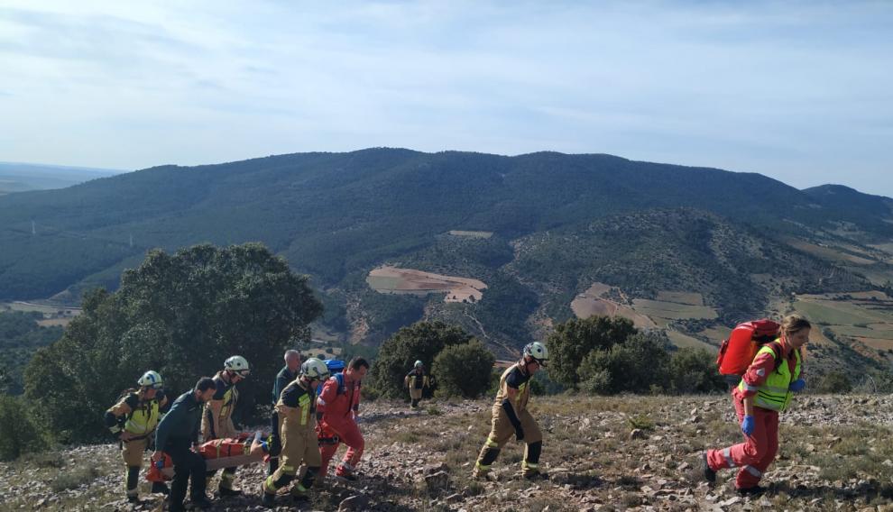 Rescate del motorista accidentado en una rota de montaña entre Miedes y Codos.