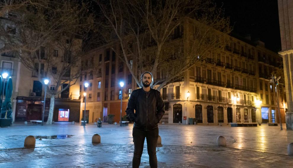 Jorge Soler, cocinero de un bar del Casco, en la plaza de San Felipe, a las 00.30.