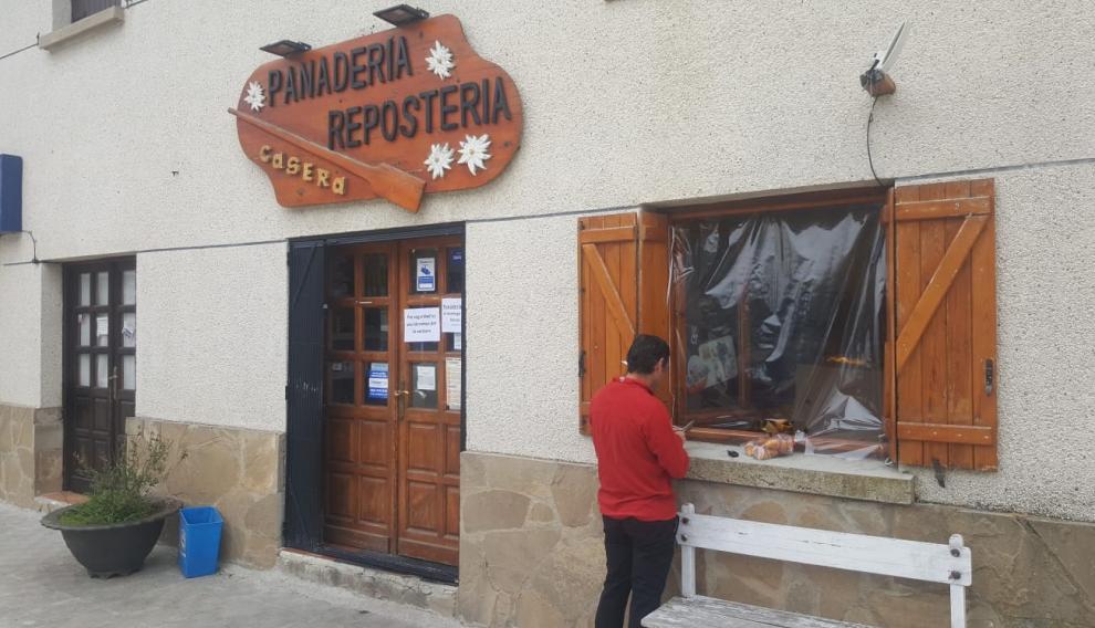 Un plástico aislaba al panadero de los clientes en Villanúa.