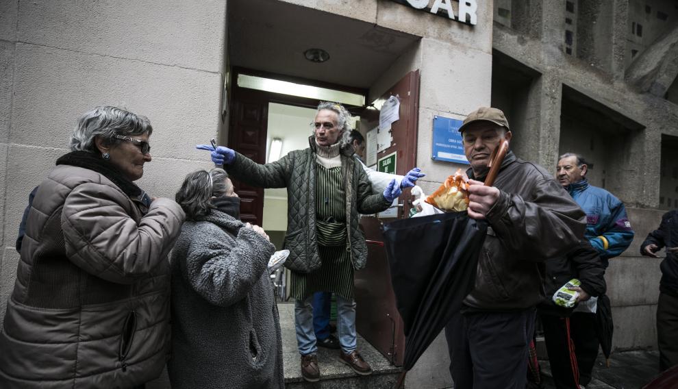 Reparto de comida, ayer, en la parroquia del Carmen de Zaragoza.