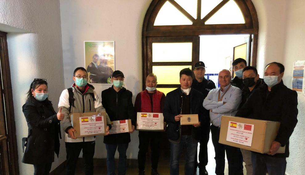 Representantes de la comunidad china entregan mascarillas