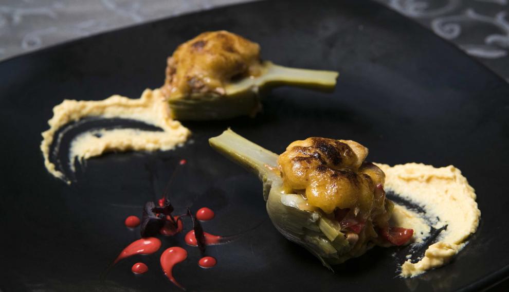 Alcachofas rellenas de carne desmechada con holandesa sobre humus libanés.