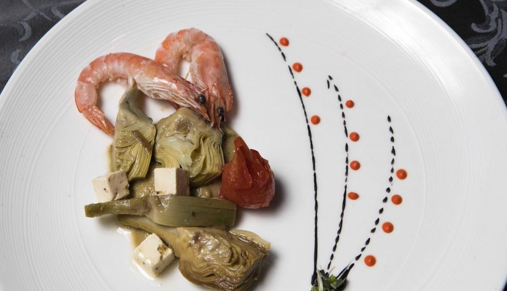 Alcachofas escabechadas con feta, cherry, langostino y paté de berenjenas.