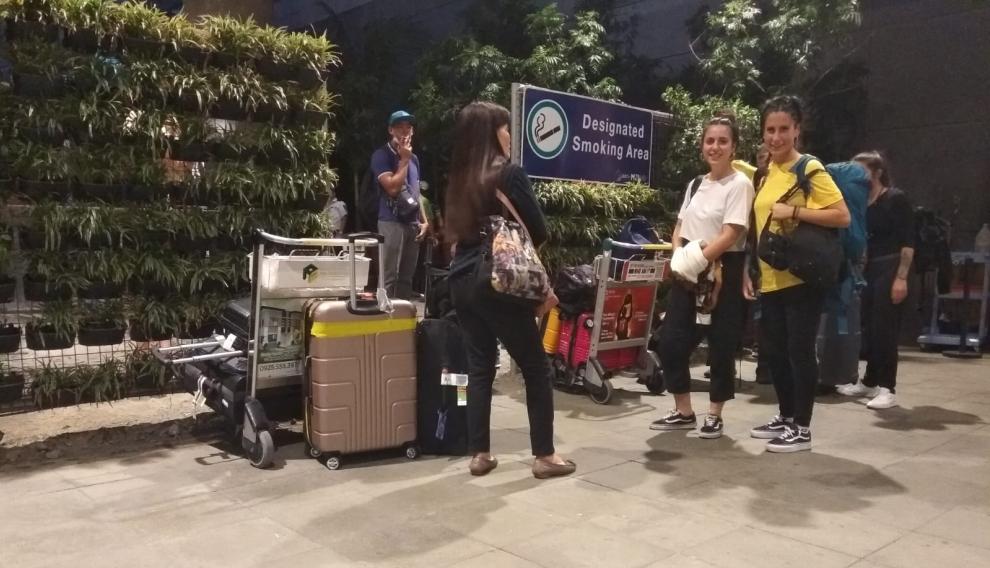 Las tres amigas (una sacando la foto), a su llegada al aeropuerto de Cebú.