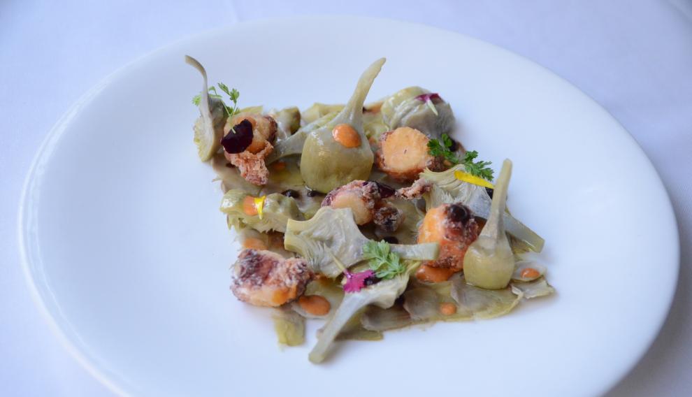 Alcachofas, pulpo asado, ajo negro y emulsión de pimentón.