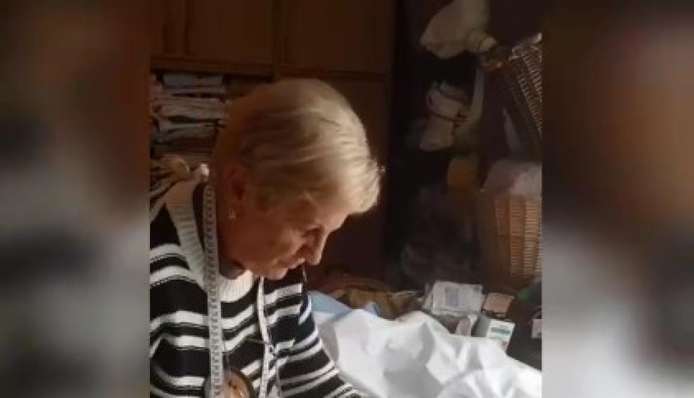 Mari Luz Rotellar, de 71 años, cose mascarillas en su casa de Alfajarín. Su hija le hizo un tutorial para contribuir a donar material a hospitales y se ha hecho viral en unas horas.