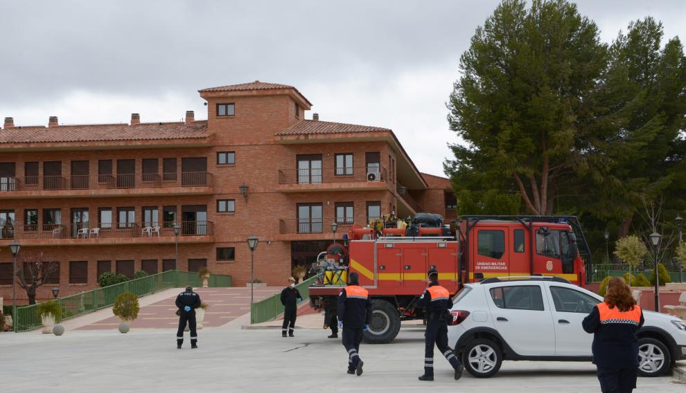 Efectivos de la UME se disponen a desinfectar el entorno del Hogar San José.
