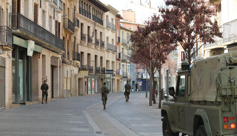 Militares del Regimiento Galicia 64 han vuelto a patrullas este sábado las calles de Huesca.