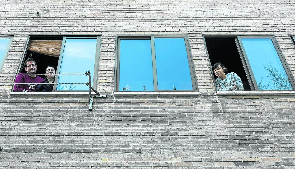 Daniel Utrilla, Susana Westeryer y Sandra Fernández, posando desde la ventana.