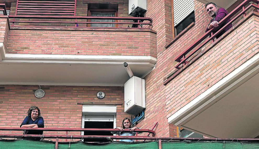Pilar Maisanava, su hija pequeña Marta, y su marido Miguel Ángel Moreno