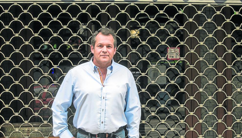 José Antonio Pueyo, presidente de ECOS, a las puertas de un establecimiento cerrado.