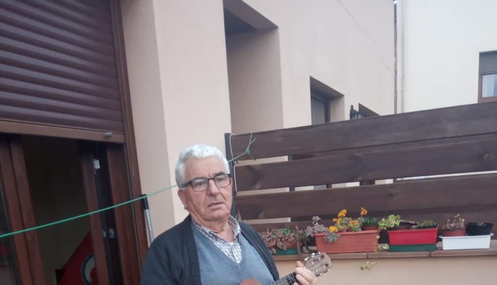 Luis Jasanada, con su 'guitarró', ofrece sus jotas al público desde la terraza de casa.