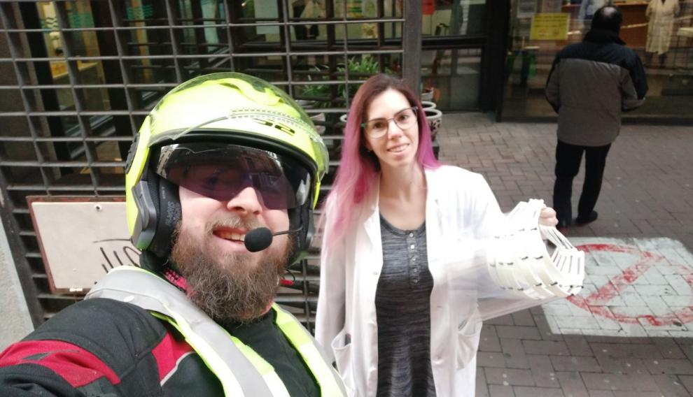 Pedro, motorizado, con la enfermera Sara en una entrega de este martes