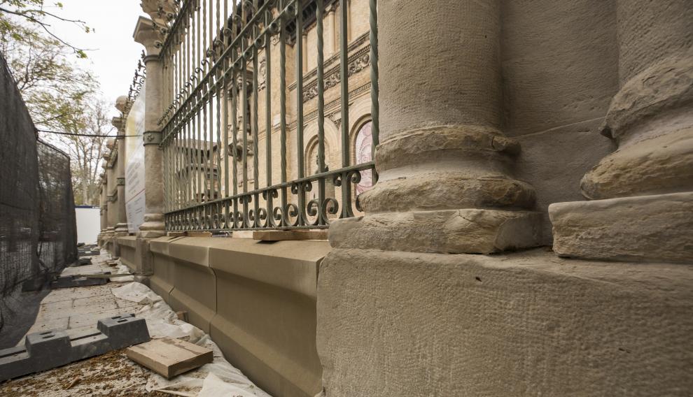 Parte del zócalo de piedra ya se ha sustituido