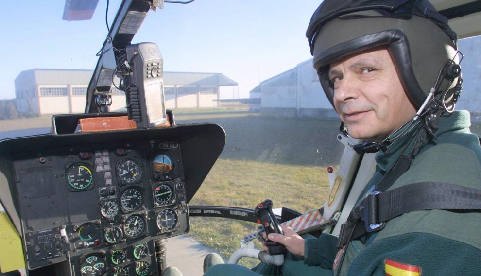 Laurentino Ceña, en su etapa como piloto de la Guardia Civil en Huesca.