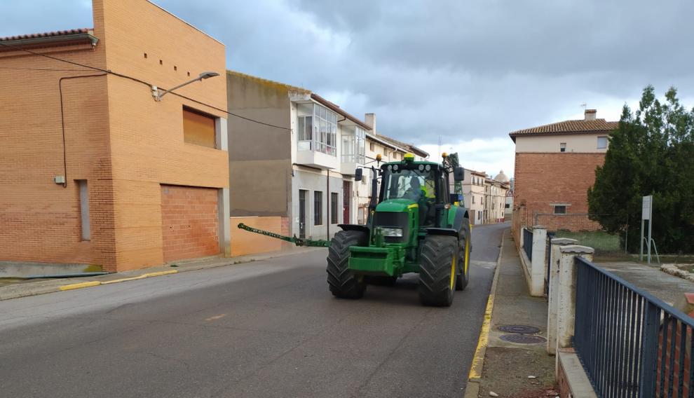 Un agricultor desinfecta las calles de Alfambra con su tractor