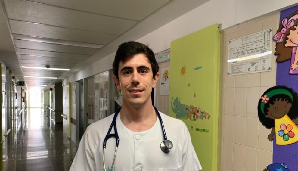 El doctor José Miguel Martínez de Zabarte, pediatra, en su centro sanitario.