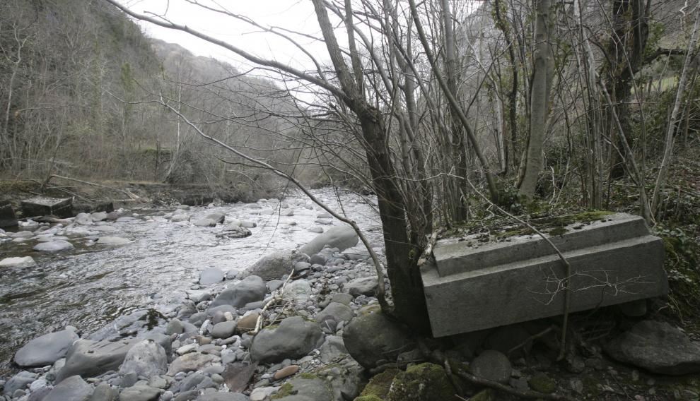 Restos del puente de L'Estanguet.