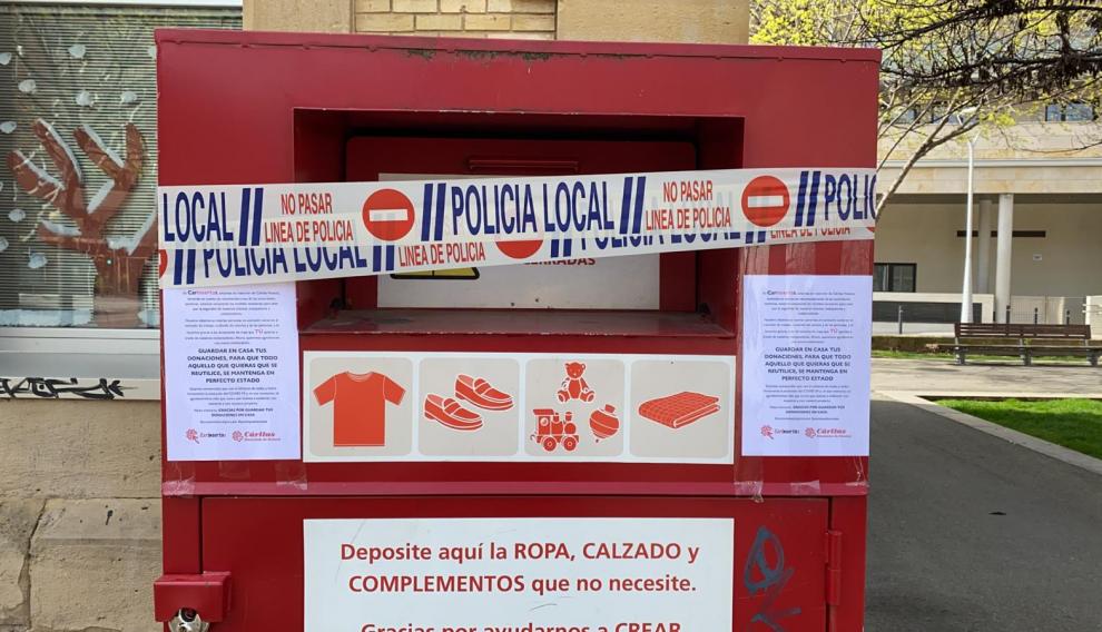 Contenedor de ropa usada de Carinsertas precintado por el coronavirus.