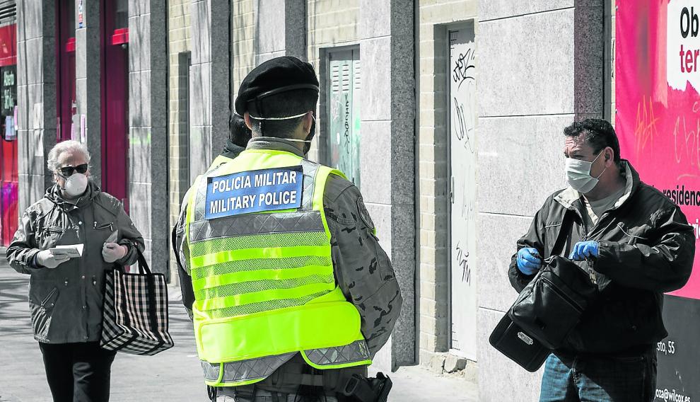 Un miembro de la Policía Militar en una patrulla por Zaragoza