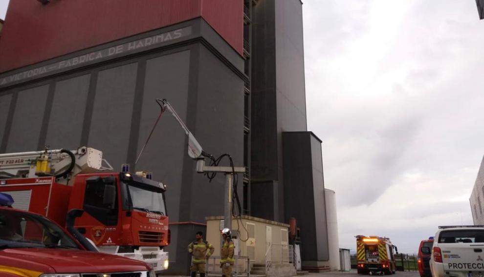 Bomberos de la DPZ sofocan un incendio en una harinera de Tauste.
