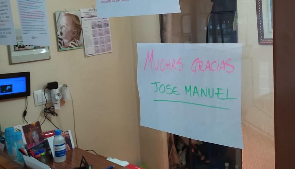 Cartel de agradecimiento a José Manuel Oto, portero, por su servicio durante el confinamiento.
