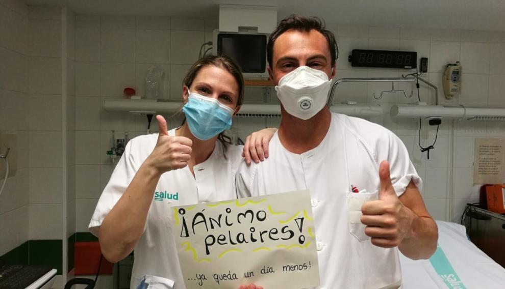 Gisela y Álex, con su mensaje, en el hospital San Jorge de Huesca